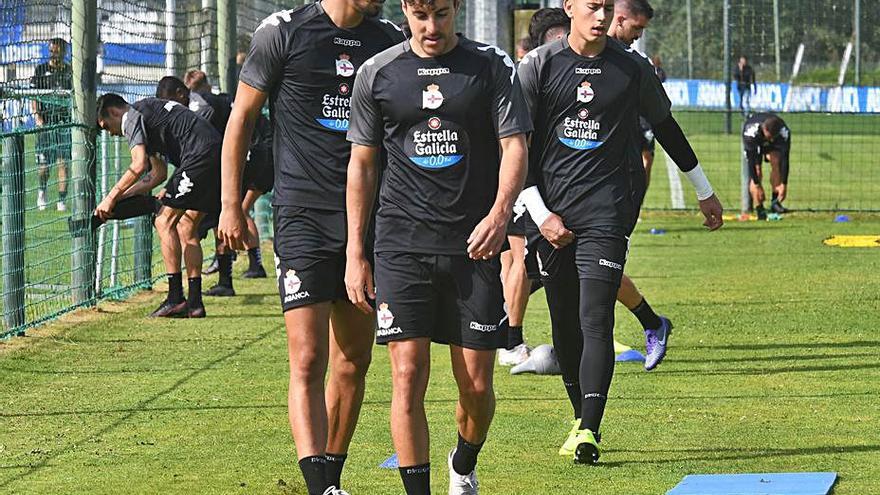 Aguirre, en el centro, ayer en el entrenamiento. |  // CARLOS PARDELLAS