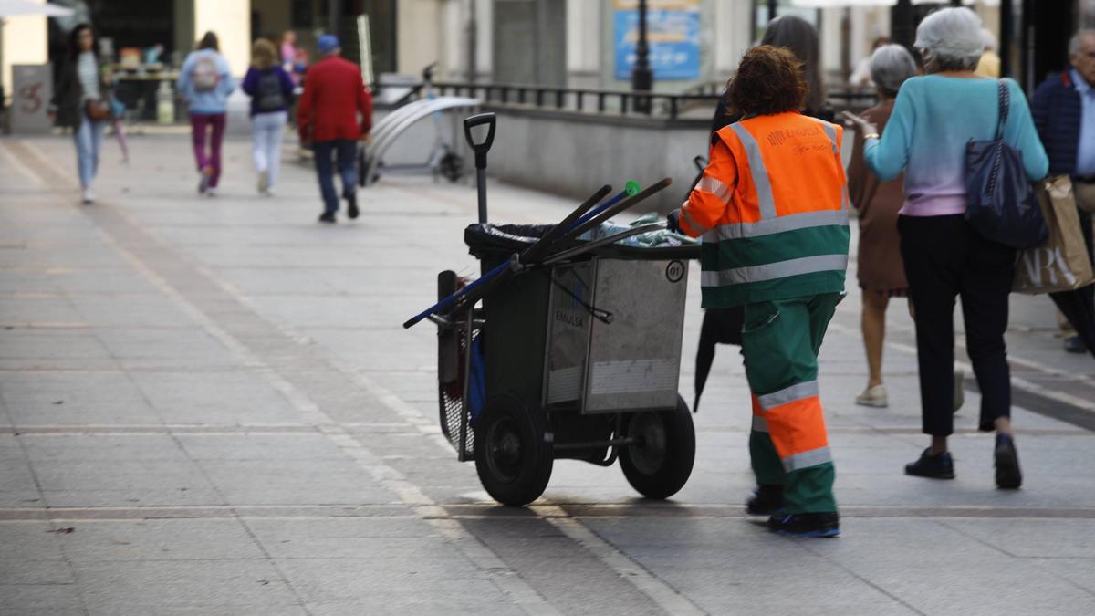 Una trabajadora de Emulsa en el paseo de Begoña.