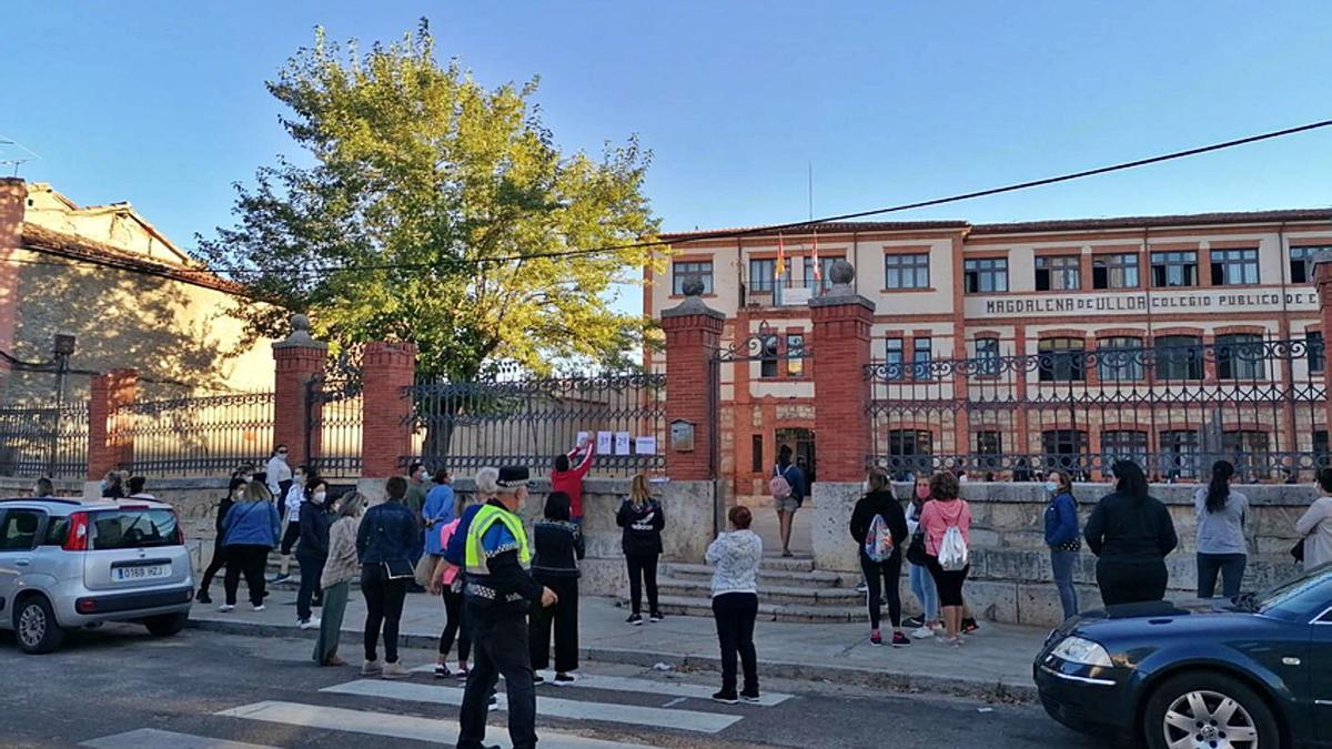 Padres y un agente de la Policía Local observan la entrada de los alumnos al colegio Magdalena Ulloa. | M. J. C.