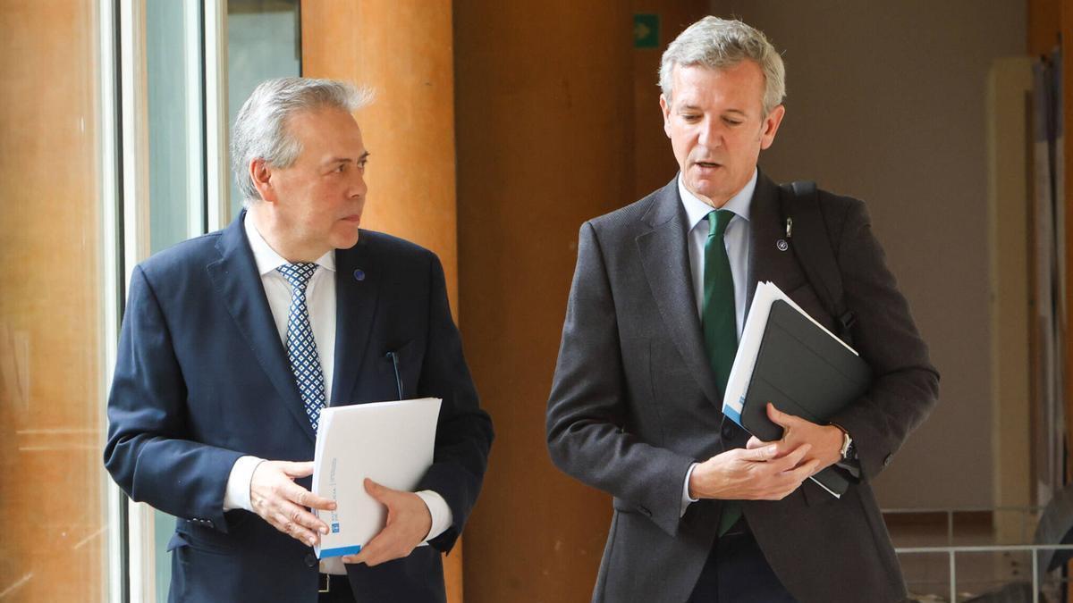 El conselleiro de Sanidade y el presidente de la Xunta, este lunes.