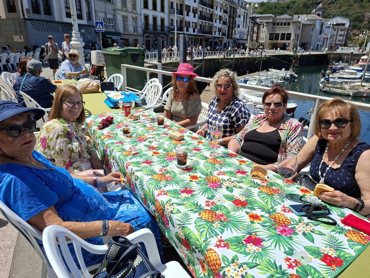 En imágenes: el muelle de Luarca es un hervidero para celebrar su comida en la calle