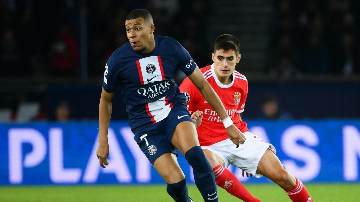 António Silva se mide a Mbappé en una acción del partido ante el PSG