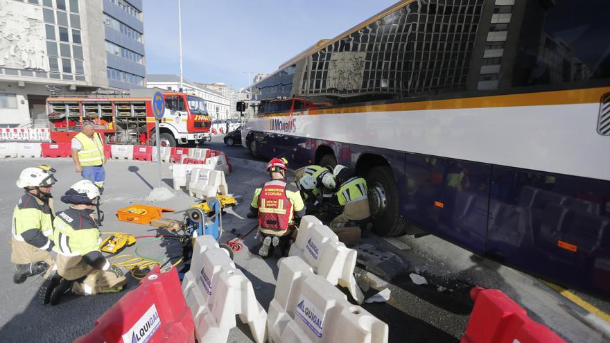 Atasco de bus en la glorieta de la Casa del Mar