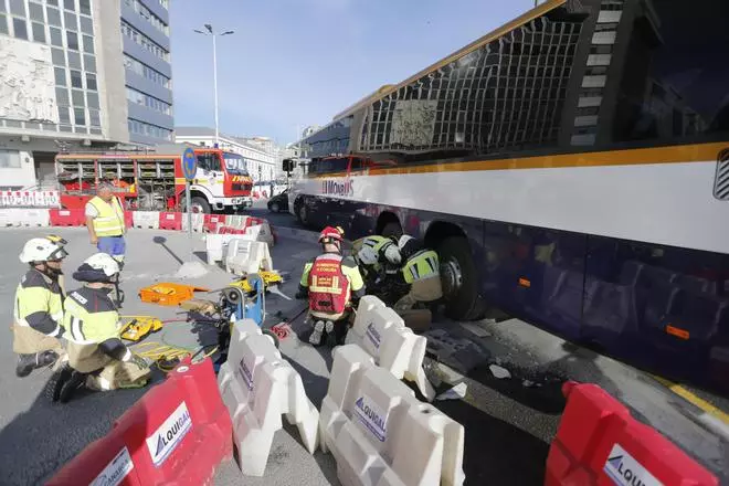 Un autobús, atascado en la nueva glorieta junto a la Casa del Mar