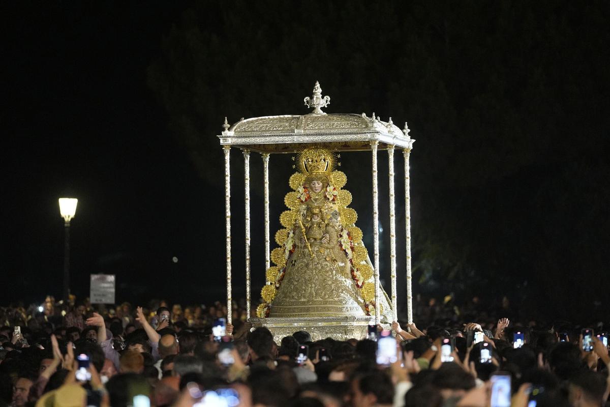 Detalle de la salida de la Virgen del Rocío por las calles de la Aldea, a 9 de junio de 2025 en Huelva (Andalucía, España). El milagro volvió a suceder, el Lunes de Penteconstés, los almonteños saltaron la reja para sacar en procesión por las calles de la Aldea a la Virgen del Rocío. 09 JUNIO 2025 Joaquin Corchero / Europa Press 09/06/2025. Joaquin Corchero;category_code_new