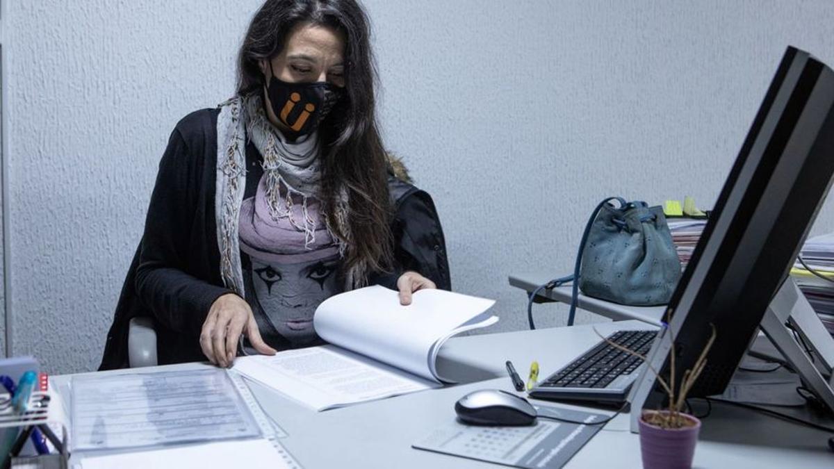 La psicóloga Paula Santos, en su puesto de trabajo.