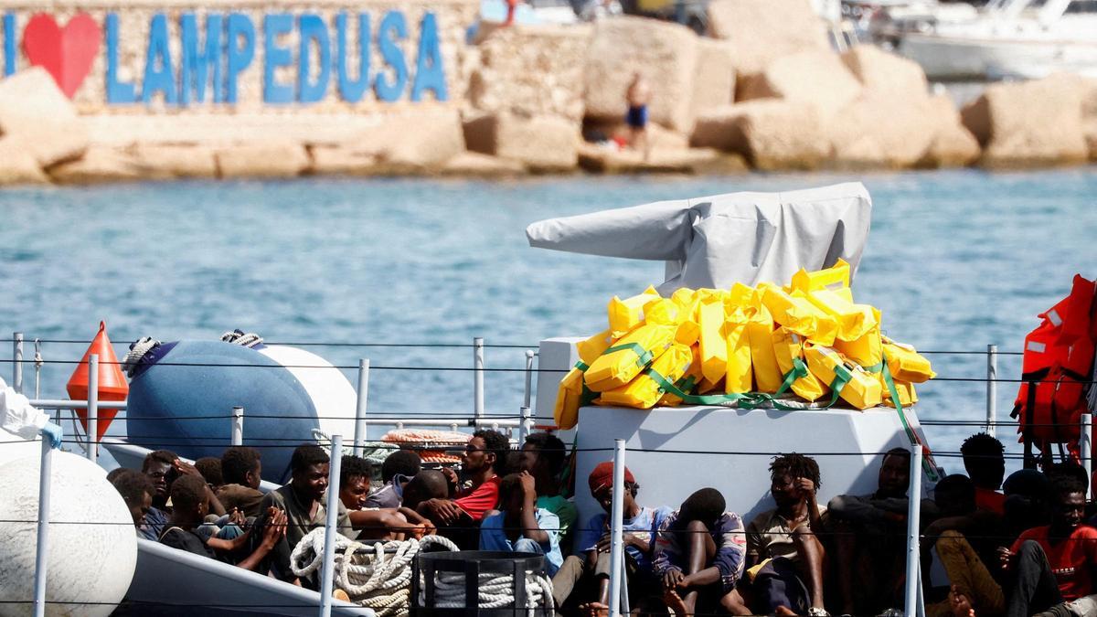 Un grupo de migrantes llega a Lampedusa en un barco de la Guardia Costera italiana tras ser rescatados, el pasado 18 de septiembre.