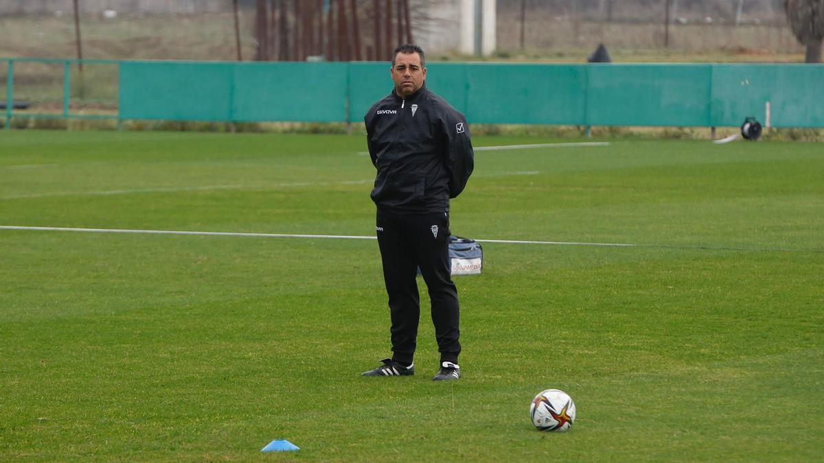 Germán Crespo, entrenador del Córdoba CF, durante el entrenamiento previo a la final de la Copa RFEF ante el CD Guijuelo, este lunes, en la Ciudad Deportiva.