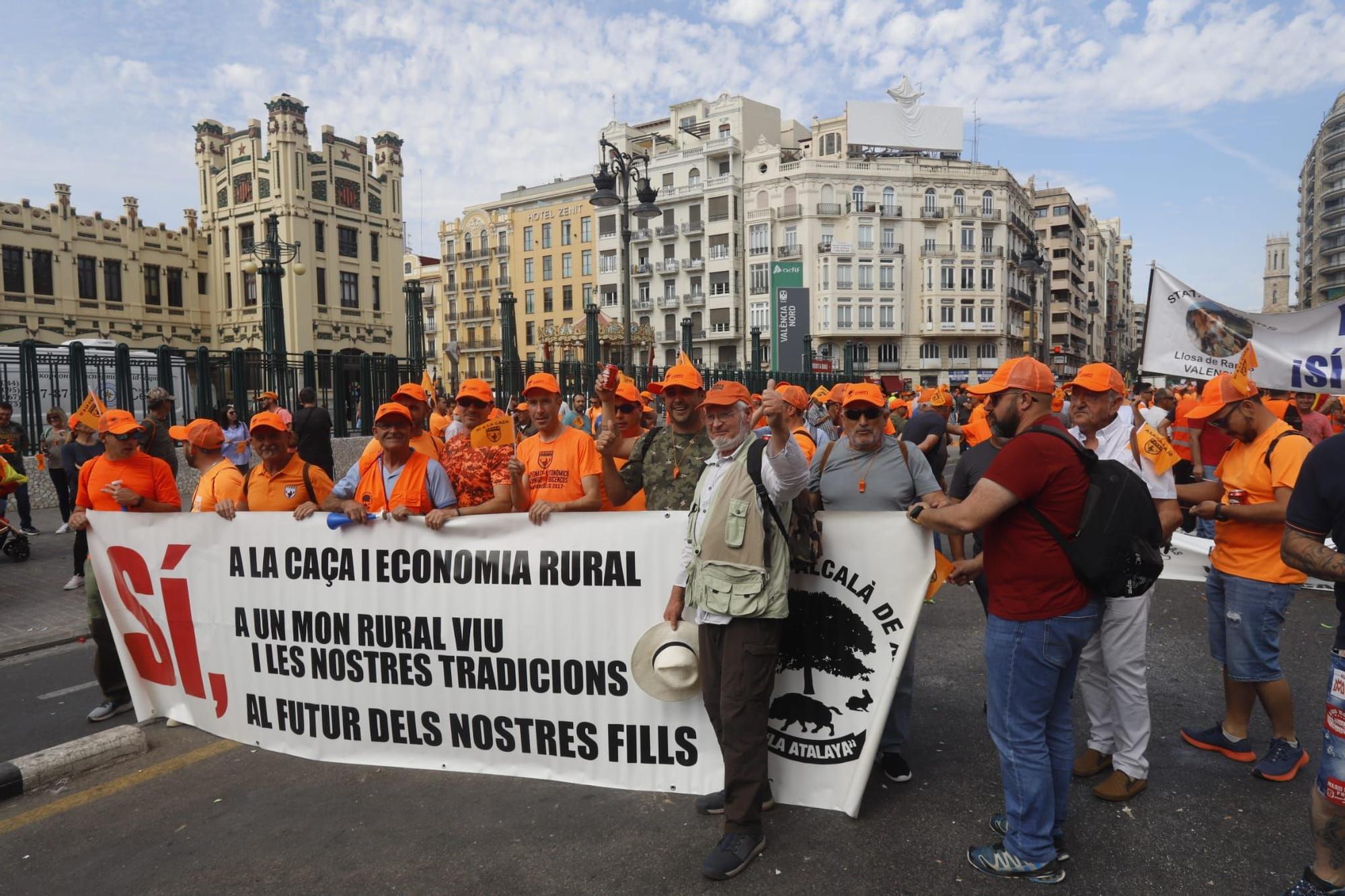 Los cazadores toman el centro de València para reclamar la importancia de la caza