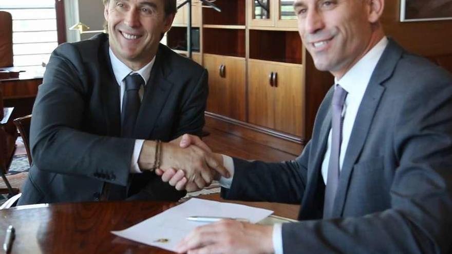 Lopetegui y Rubiales se dan la mano tras la firma de la renovación del técnico hasta 2020. // RFEF