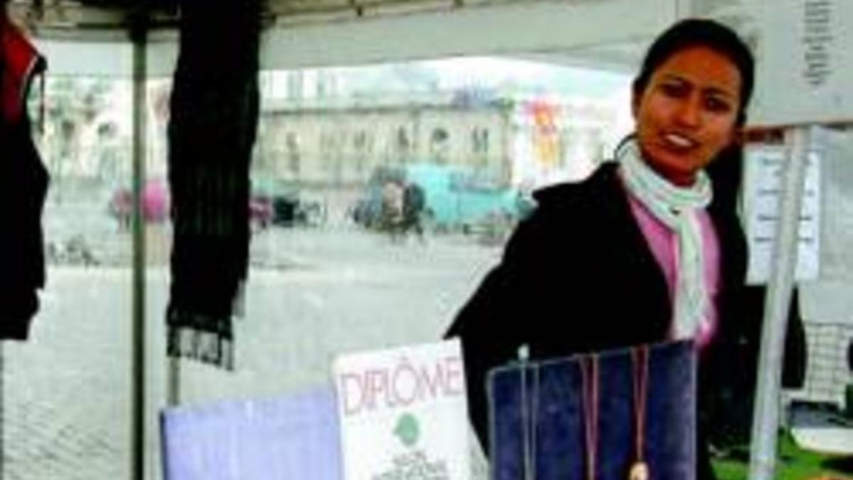 Comerciante en Helsinki Una vietnamita vende artesanía escandinava en un puesto al aire libre.