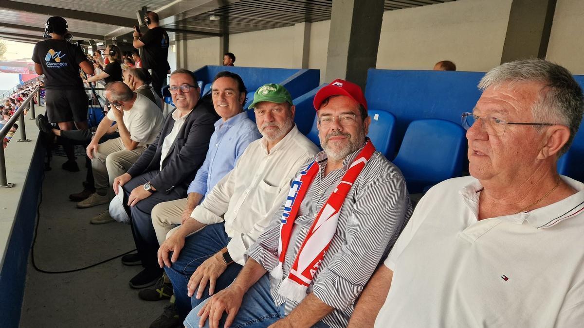 Torralba (a la izquieda), presidente de la federación, junto a otros representantes y los máximos dirigentes de ambos clubs.