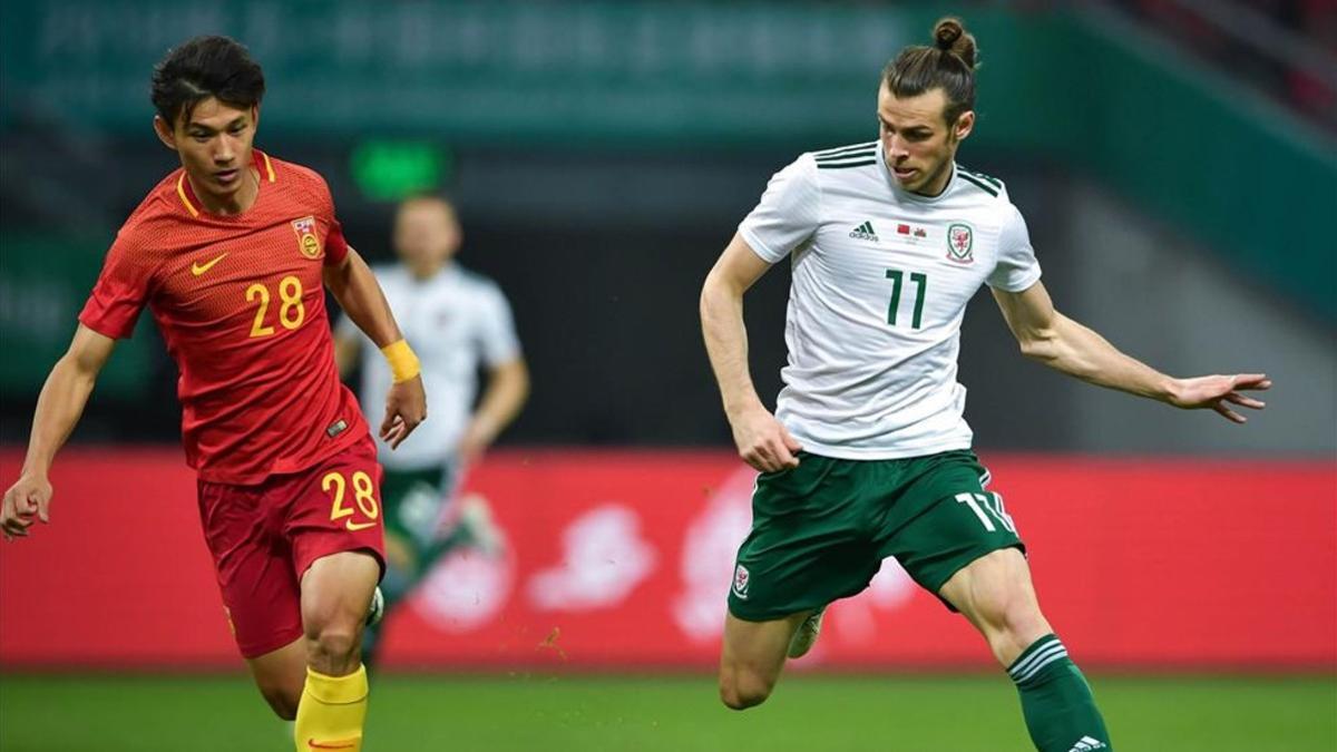 xortunogareth bale  r  of wales competes for the ball wit180612124924
