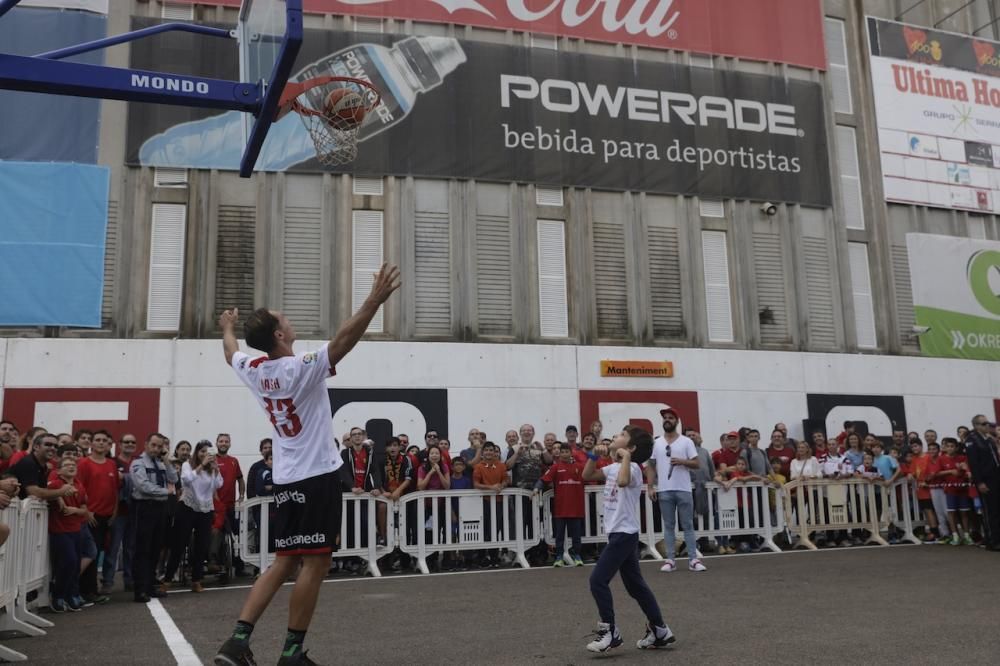 Fußballfans des RCD Mallorca hatten vor dem Spiel gegen Alcorcón am Sonntag (23.10.) Gelegenheit, zusammen mit dem Ex-NBA-Profi Steve Nash eine Runde Basketball spielen. Der Kanadier ist Aktionär beim Zweitligisten und will den Klub mit der Aktion unterstützen.