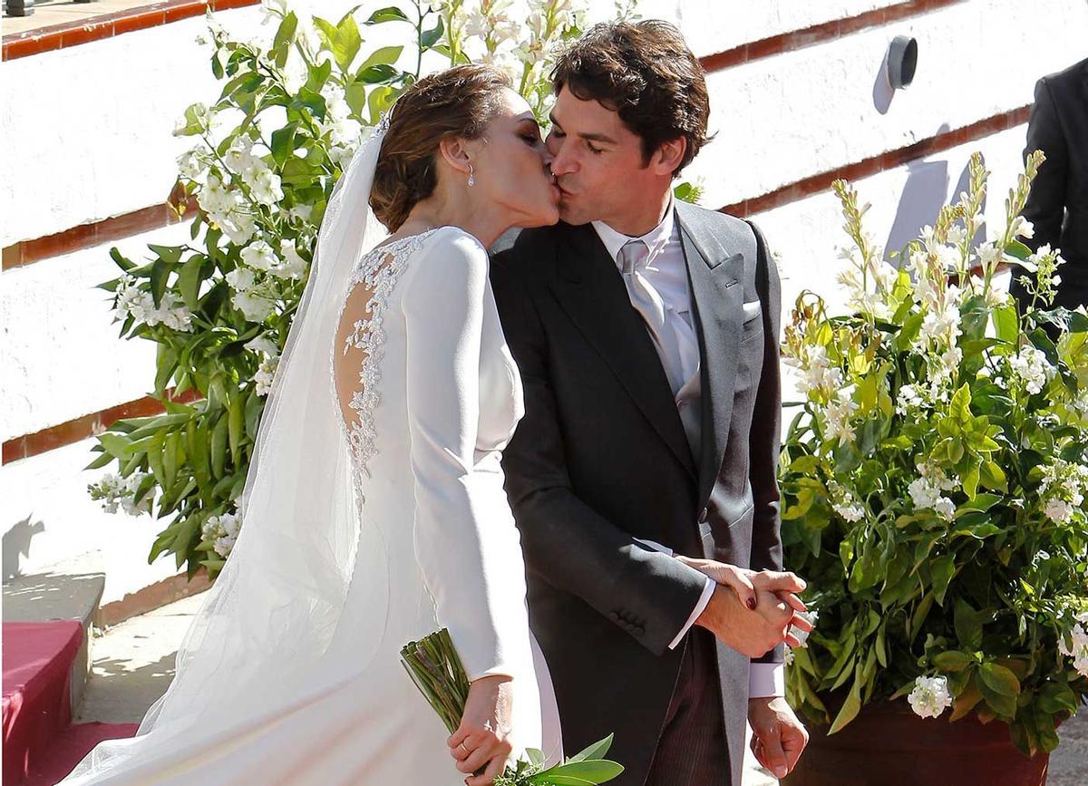 El beso de Eva González y Cayetano Rivera tras celebrar su boda