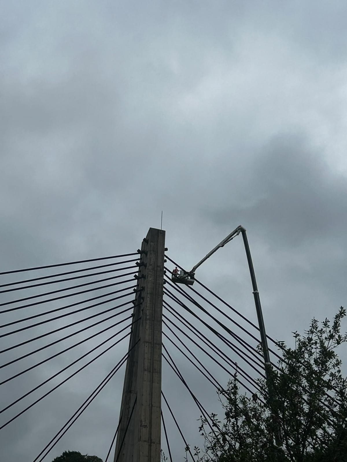 Los trabajos en la parte alta del puente.
