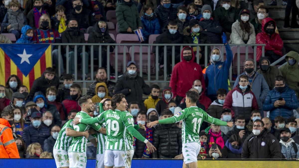 Los jugadores béticos celebran el gol de la victoria durante la segunda parte del partido de liga entre el Barça y el Betis   