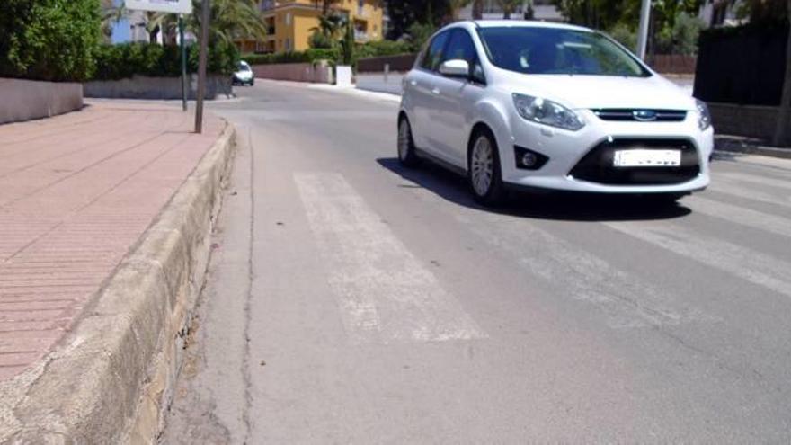 Un paso de peatones de Xàbia con un bordillo de 45 centímetros