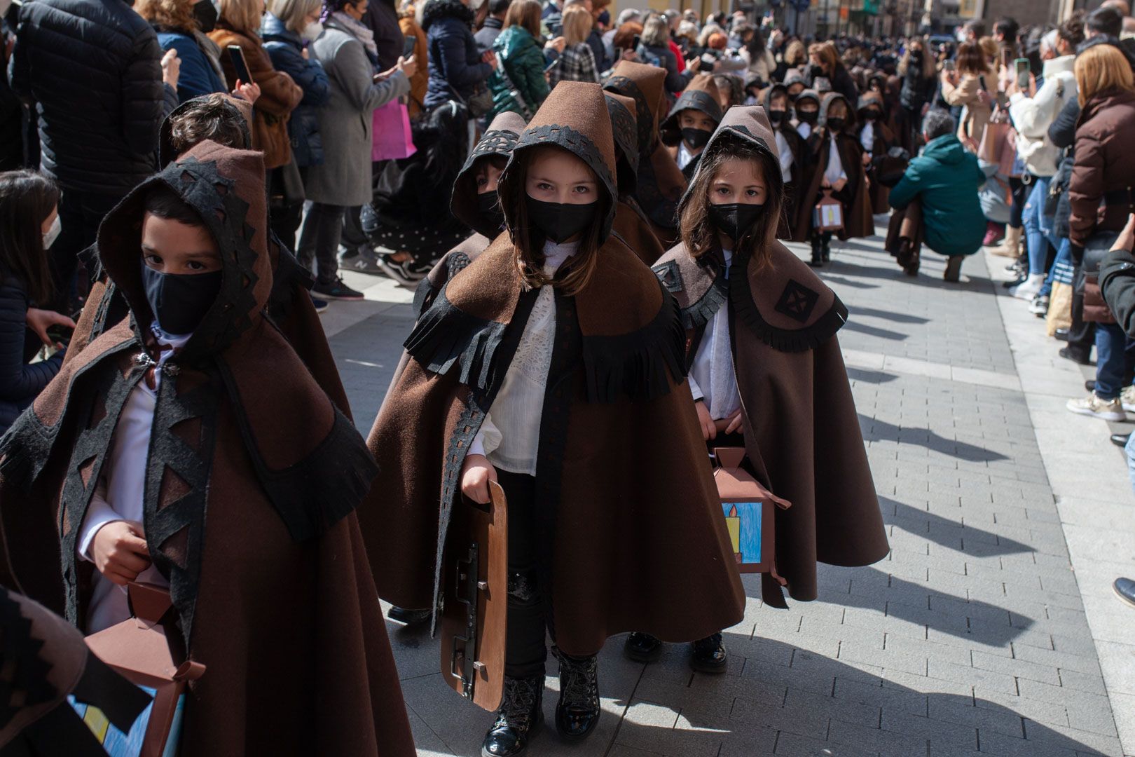 GALERÍA | La particular procesión de las Capas Pardas de los niños de la Milagrosa de Zamora