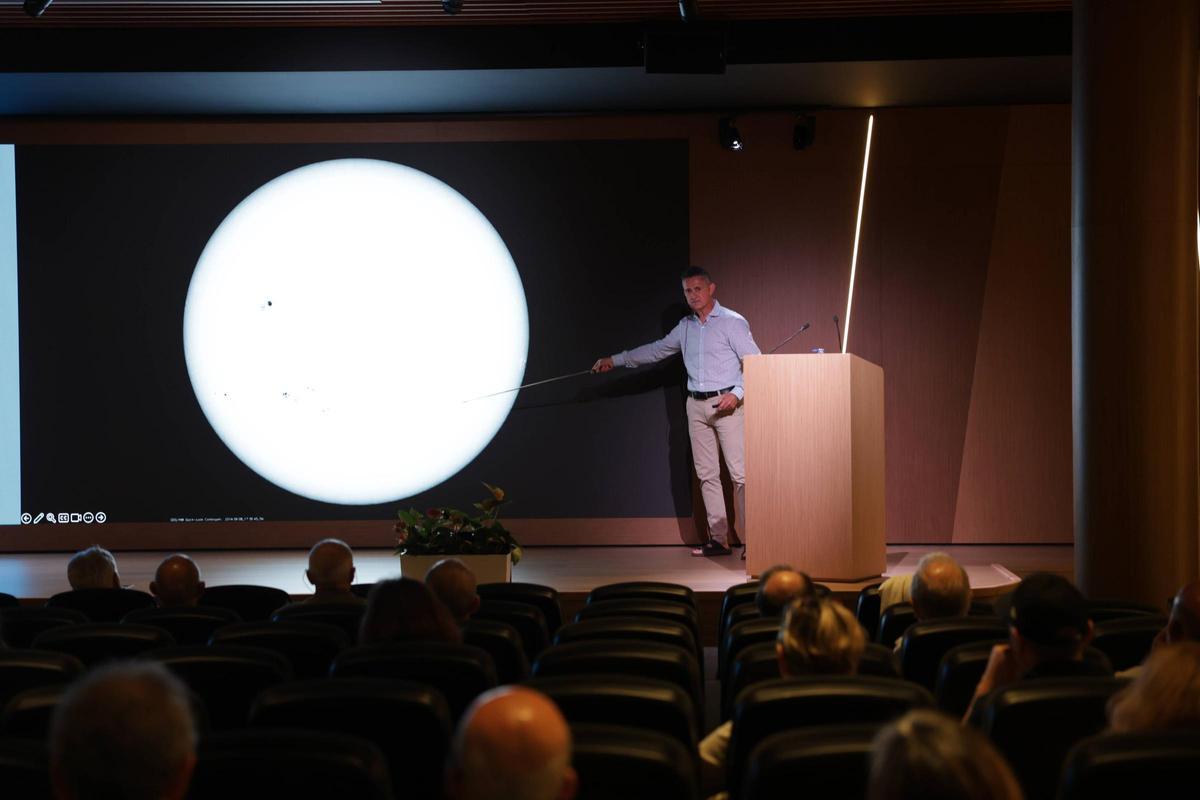 Imágenes de la conferencia del experto Ramón Oliver sobre los secretos ocultos del sol