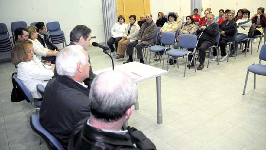Un momento de la asamblea de vecinos celebrada en la Casa da Cultura de Monte Porreiro.