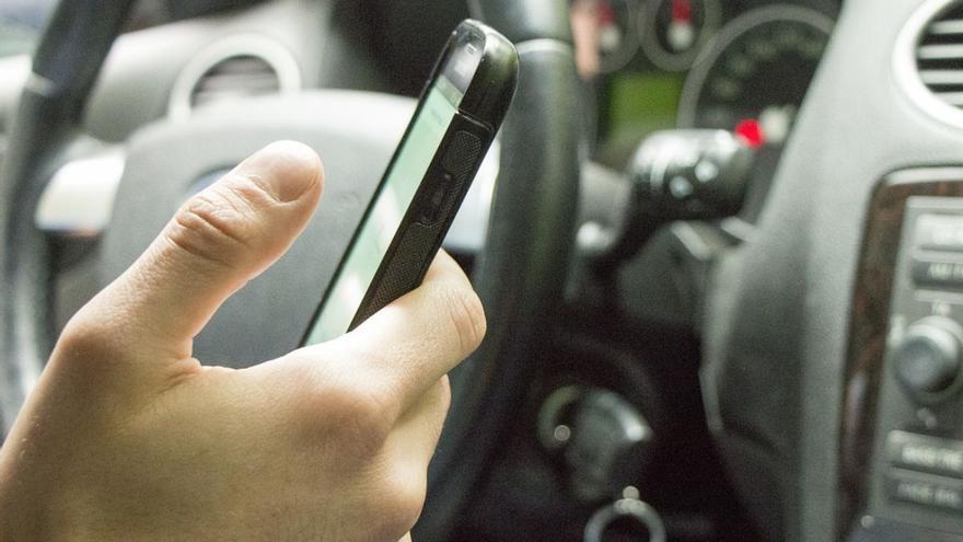 El Gobierno avisa: a partir de ahora, si conduces, tienes que llevar el móvil aquí para evitar multas
