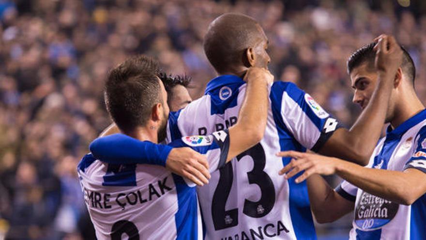 Çolak y Babel celebran un gol, ayer, en Riazor.