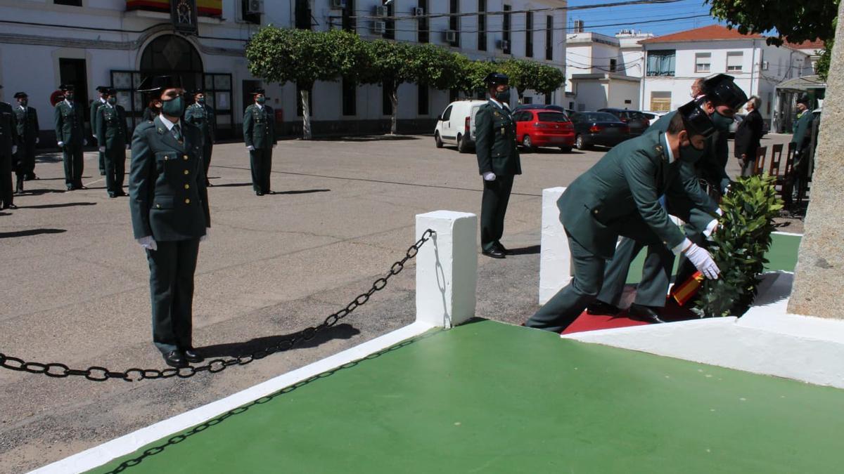 Ofrenda floral en el monolito homenaje a los guardias civiles caídos.