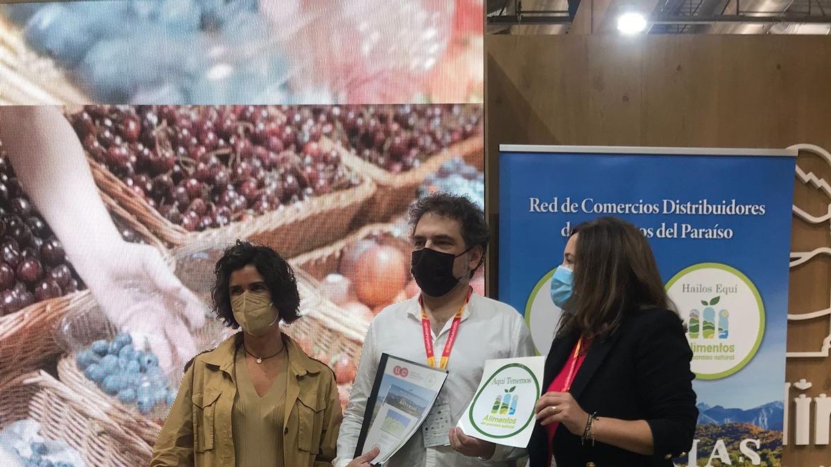 Sara Menéndez, presidenta de la Unión de Comerciantes; Ricardo Gutiérrez, propietario del comercio &quot;Planeta Asturias&quot;, y  Begoña López, directora general de Desarrollo Rural y Agroalimentario .