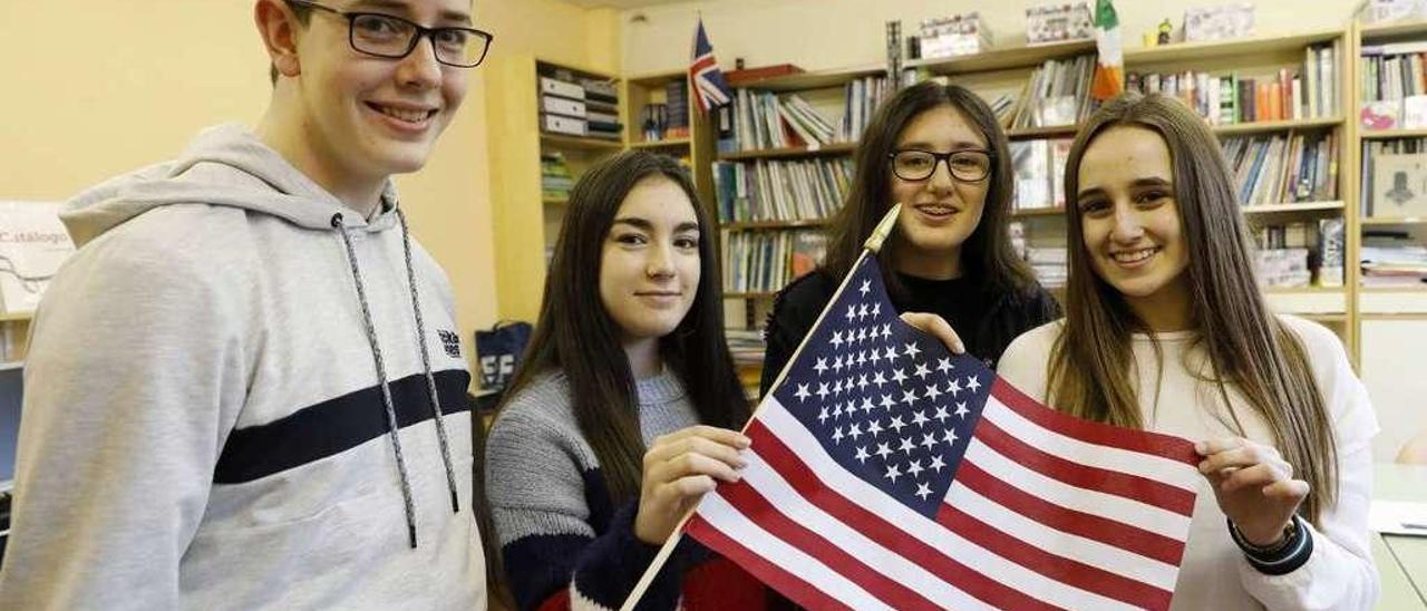 David Sastre, Nora López, Lucía García y Llara Fernández, ayer en el centro, con una bandera de EE UU.