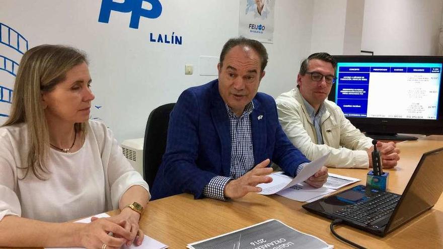 Crespo, flanqueado por Pérez y por Varela, ayer, en la sede del PP de Lalín.