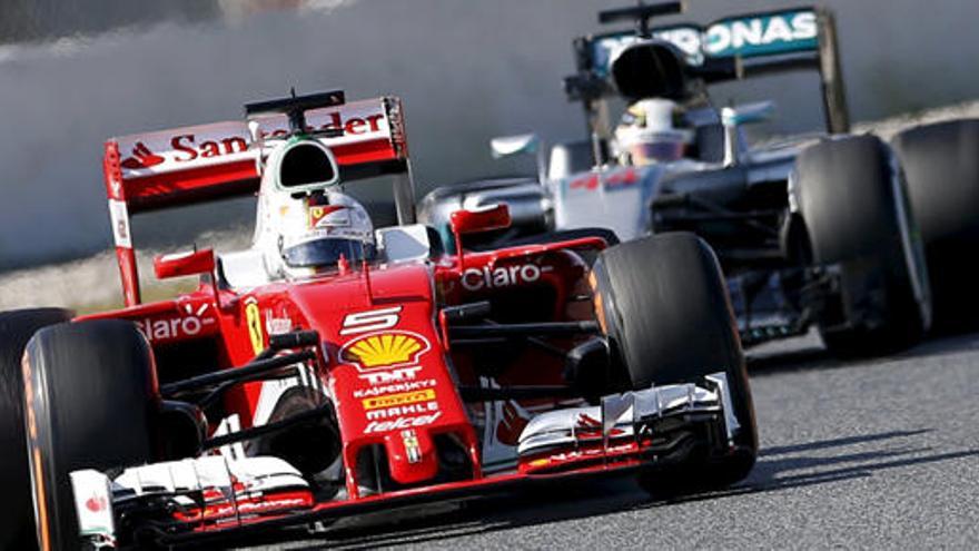 Vettel y Hamilton en los entrenamientos de Montmeló.