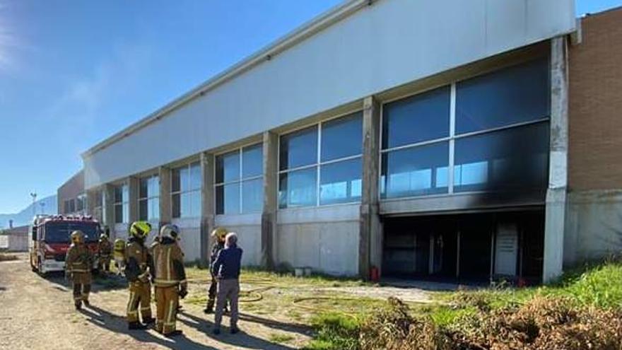 Un incendio destruye las calderas de la piscina cubierta de Pego