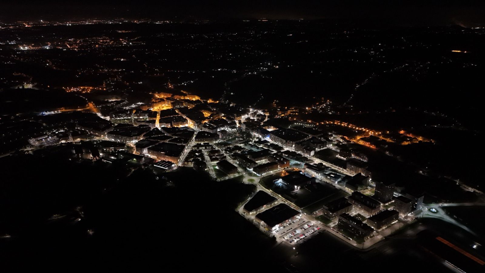 En imágenes, Pola de Siero, a vista nocturna de dron