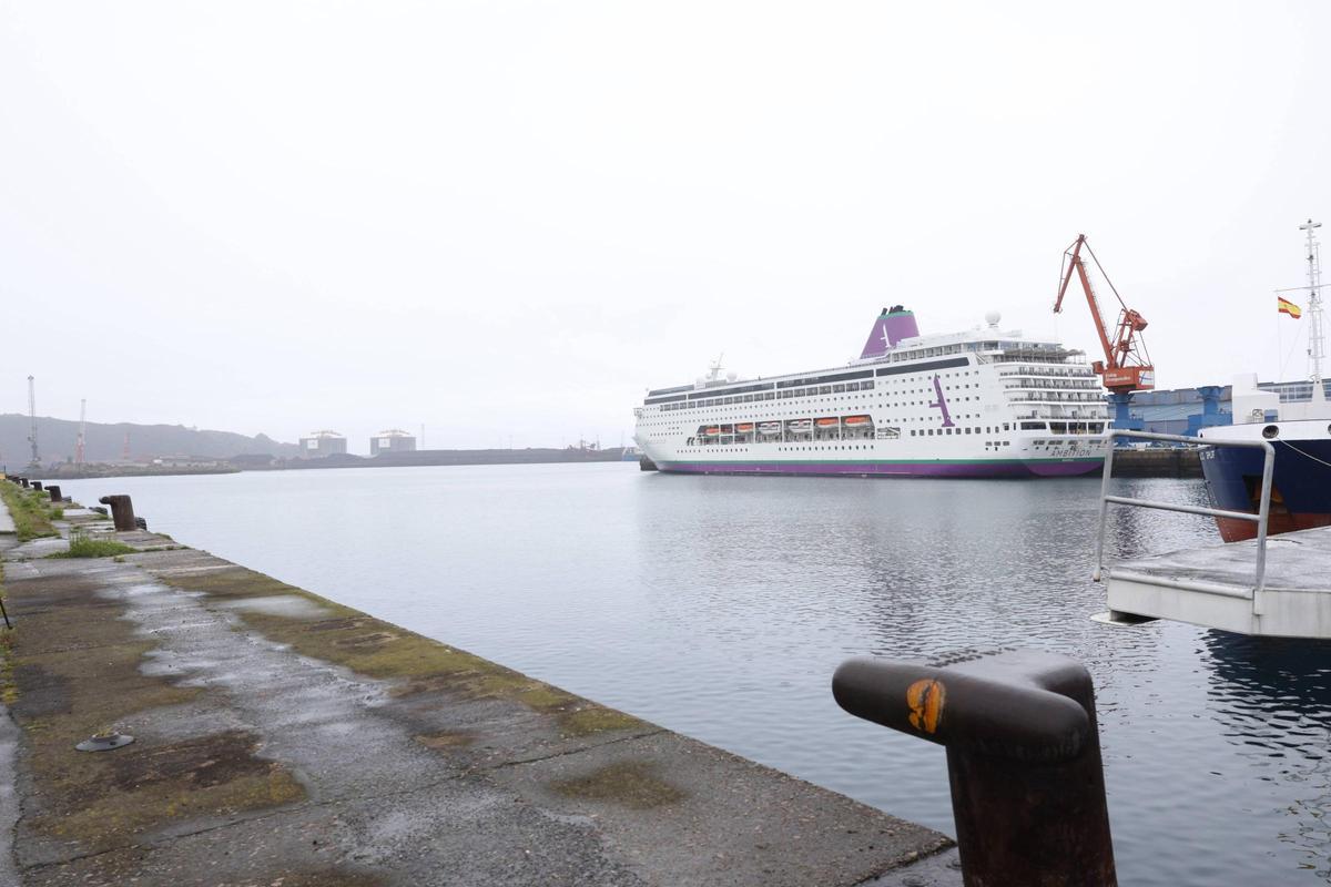 Los cruceristas del "Ambition" desembarcan en Gijón (en imágenes)