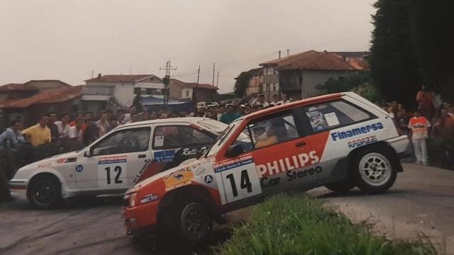 Momento del adelantamiento de Luis Climent a Robert Phillips, en el rally Príncipe de 1990. |