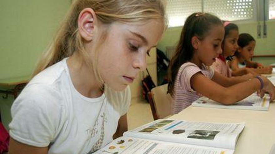 Padres y docentes cuestionan la jornada continua sin financiación