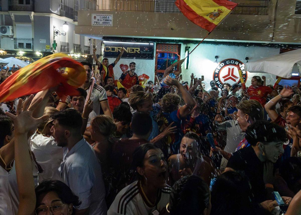 La alegría española y la tristeza francesa: así vivieron sus aficiones el partido decisivo en el centro de Alicante