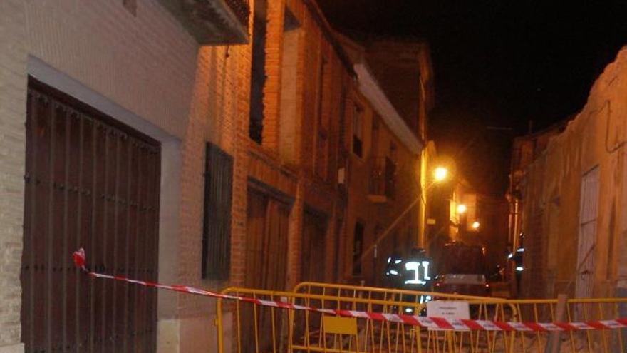 Los operarios trabajan en el arreglo de la calle Candeleros tras la inundación de la bodega y el hundimiento del solar.