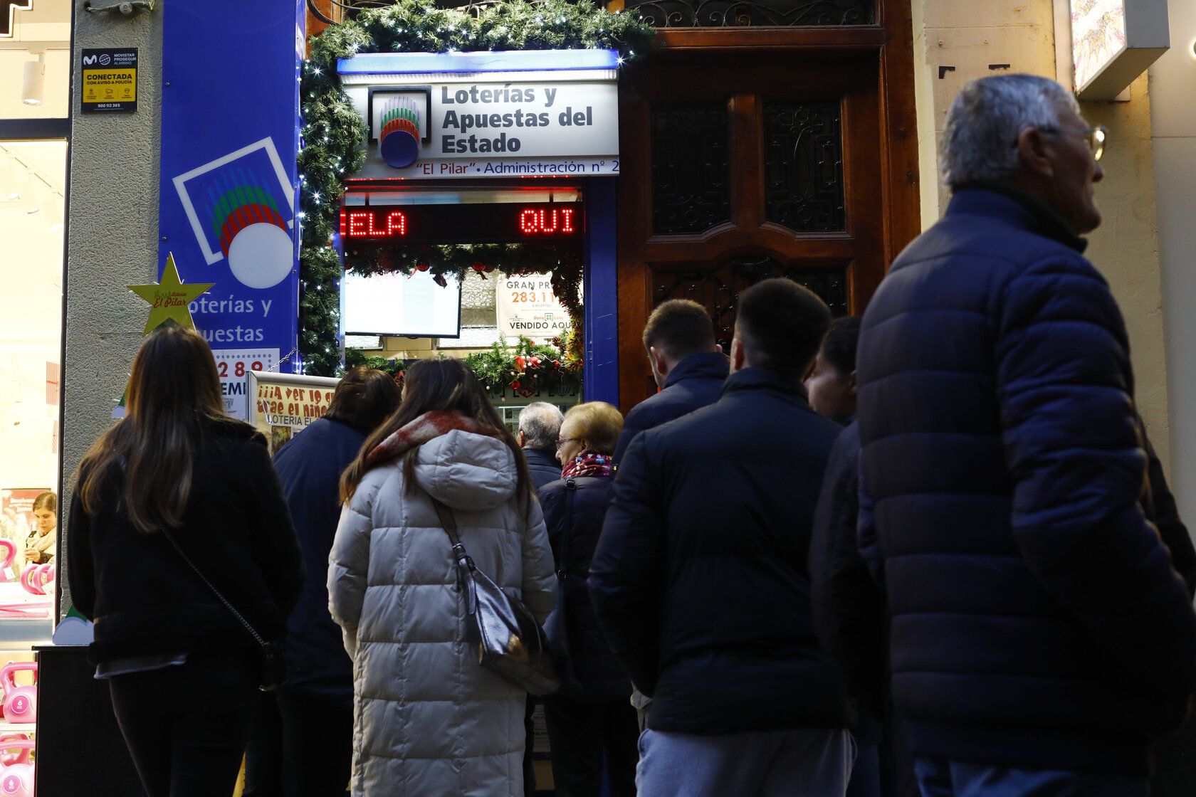 Colas en Zaragoza en los últimos días para comprar Lotería del Niño