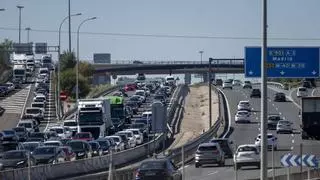 Atascos en Madrid por el puente de Todos los Santos: varios accidentes complican el tráfico en las autovías