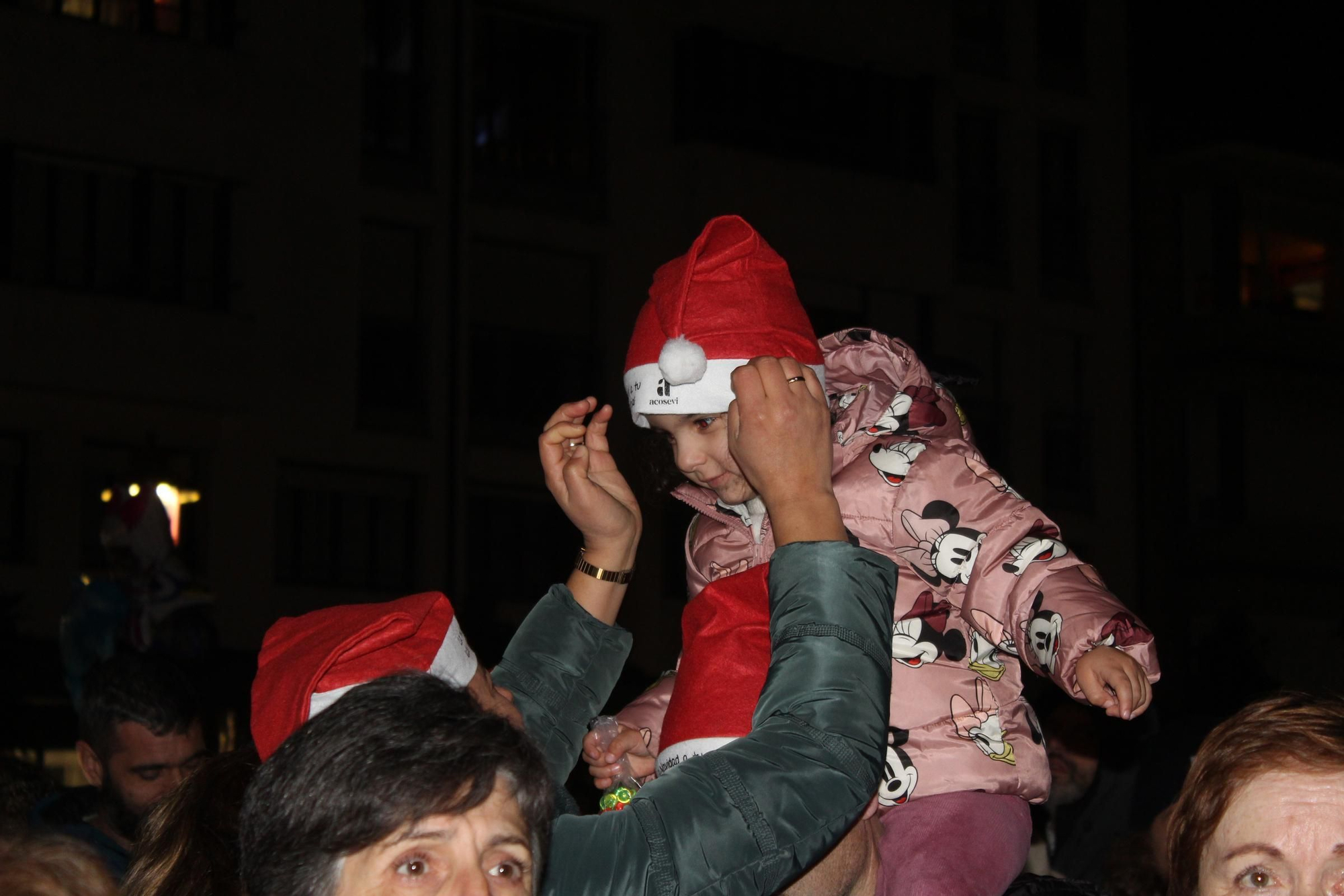 Villaviciosa 'descorcha' la Navidad con un brindis multitudinario