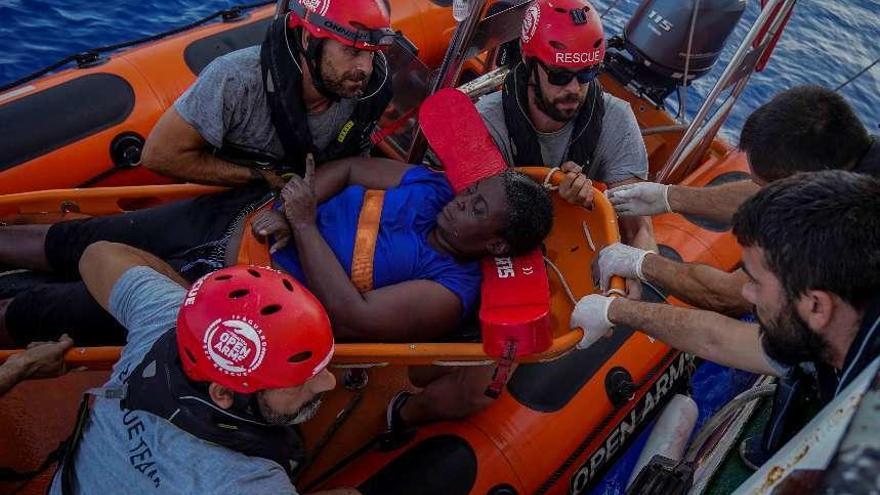 Momento en el que Marc Gasol (con gafas) ayuda a salvar a la mujer en pleno Mediterráneo. // Reuters