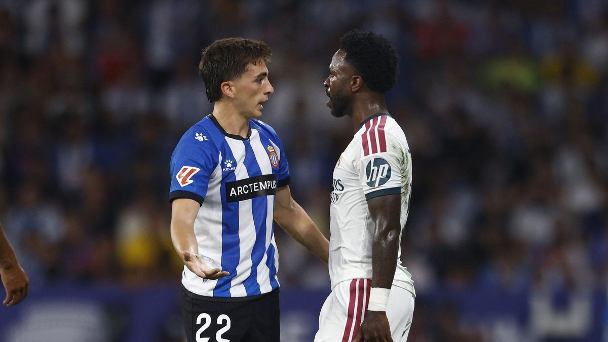 BARCELONA, 22/08/2026.- El centrocampista del Espanyol Álex Calatrava (i) conversa con Vinicius Junior, del Real Madrid, durante el partido de LaLiga de fútbol que RCD Espanyol y Real Madrid disputan este sábado en el RCDE Stadium, en Barcelona. EFE/Quique García