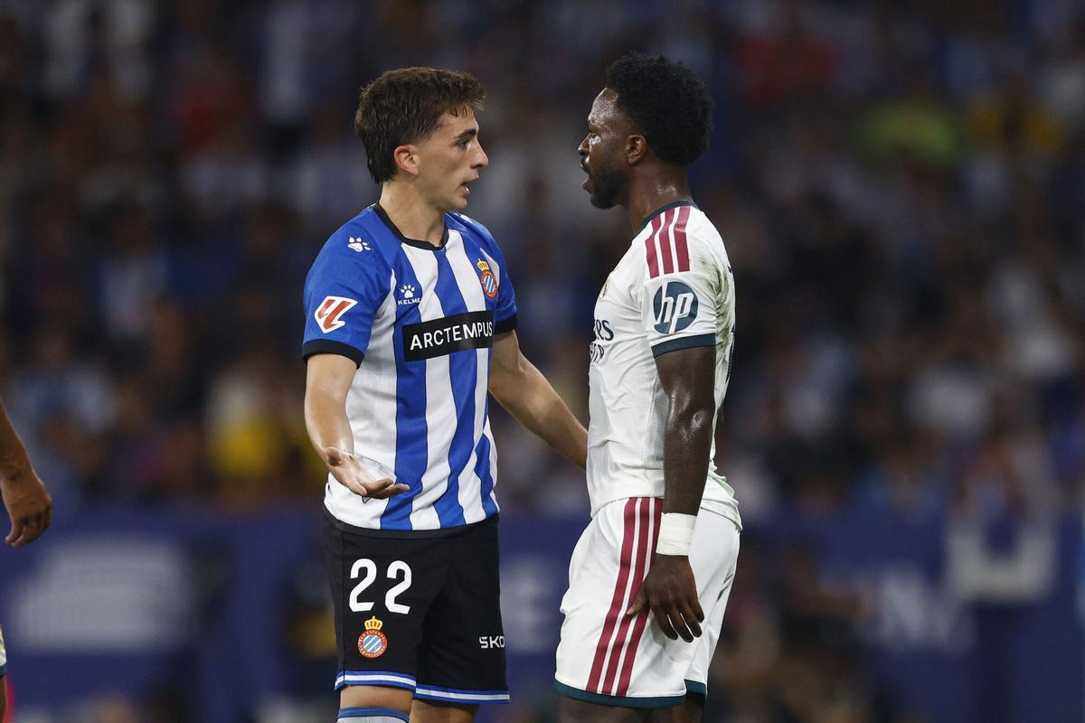 BARCELONA, 22/08/2026.- El centrocampista del Espanyol Álex Calatrava (i) conversa con Vinicius Junior, del Real Madrid, durante el partido de LaLiga de fútbol que RCD Espanyol y Real Madrid disputan este sábado en el RCDE Stadium, en Barcelona. EFE/Quique García