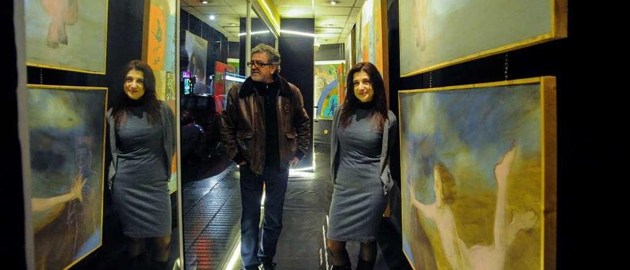 Marcela Santorun y Carlos Maño exponen sus obras en una singular galería abierta al público 24 horas . // Iñaki Abella