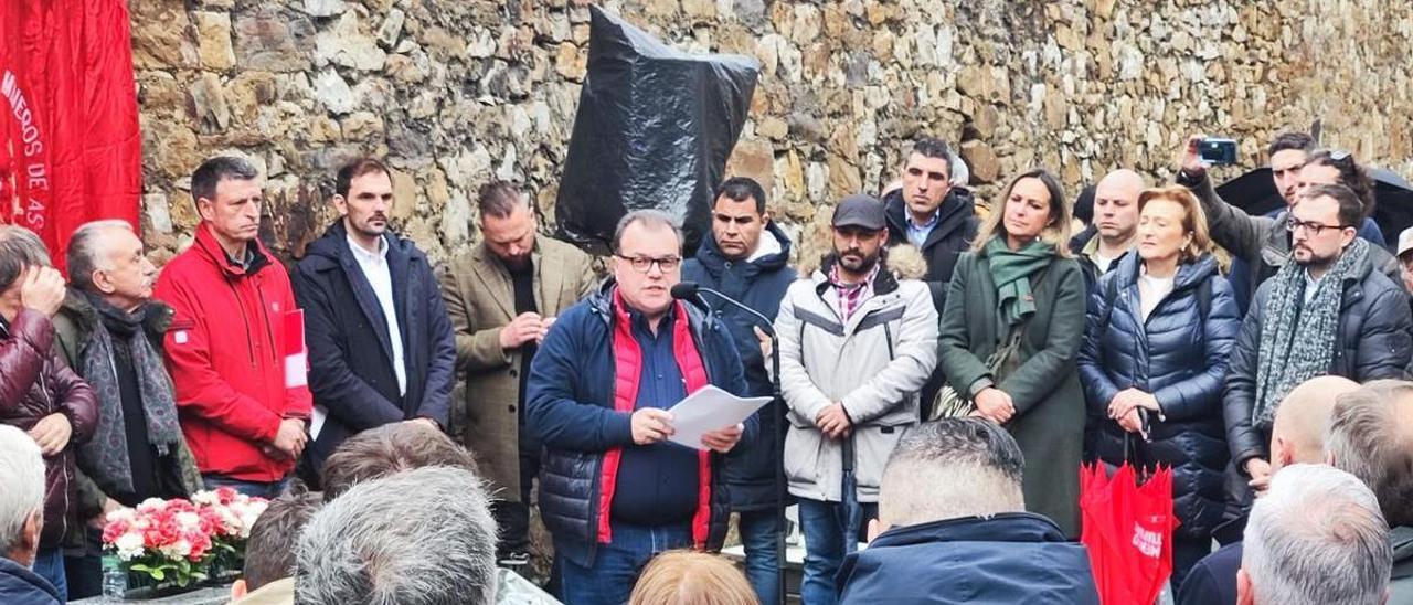 Alperi, durante su intervención en el homenaje a Manuel Llaneza.