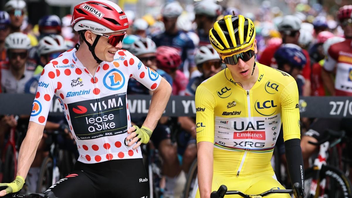 Vingegaard y Pogacar charlan antes de una etapa del Tour de Francia