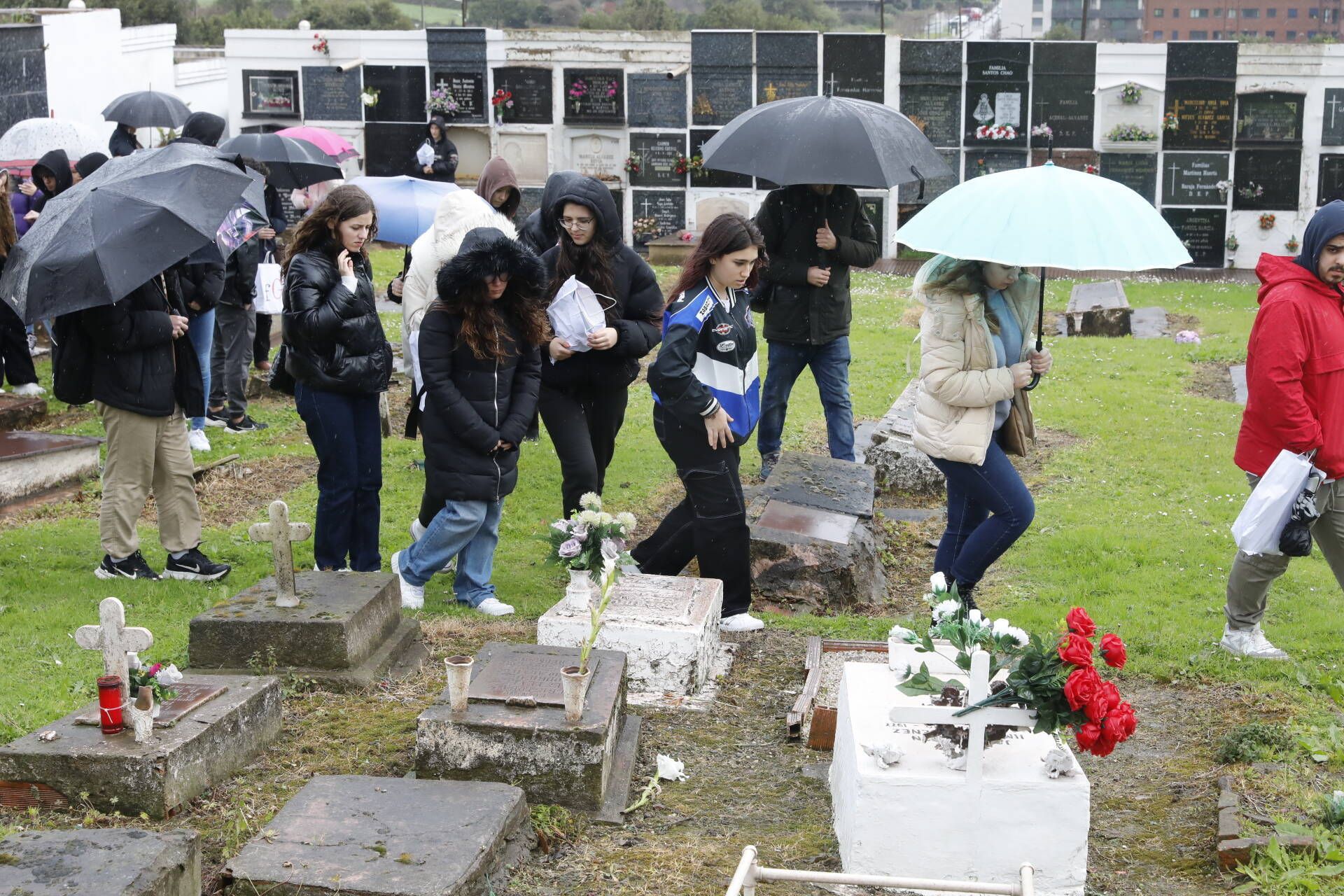 El IES Padre Feijoo se va de excursión al cementerio para reflexionar sobre la muerte