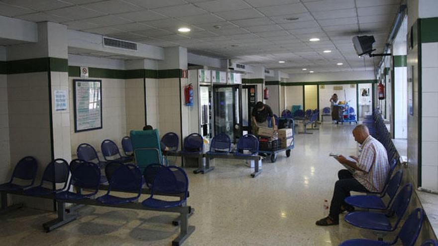 La sala de espera de familiares de Carlos Haya, en la que apenas hay actividad, se convertirá en una nueva sala de espera de pacientes.